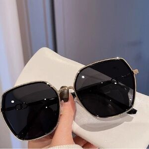 Stylish Oversized Women’s Sunglasses - Black & Gold